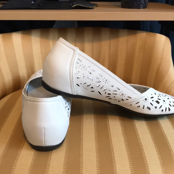 white flats wide width